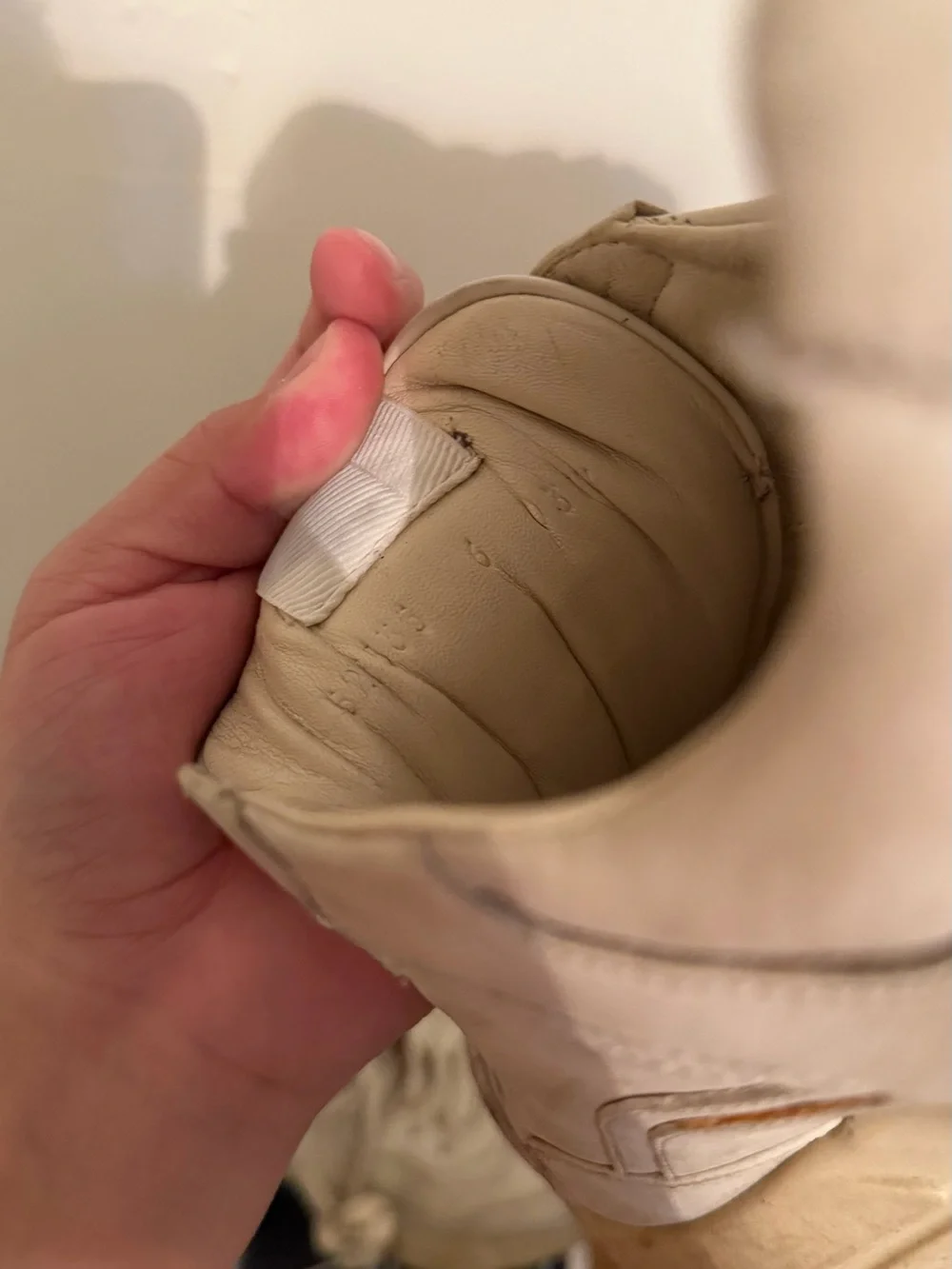Gucci Off-White Leather Low-Top Sneakers - Fits like a size 8 it’s size 6 1/2